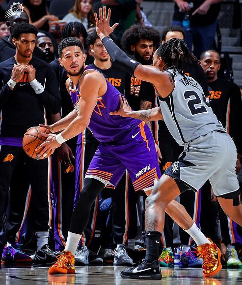 文班亚马准绝杀助马刺逆转太阳，季后赛席位尘