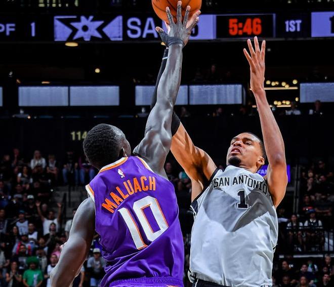 文班亚马准绝杀助马刺逆转太阳，季后赛席位尘