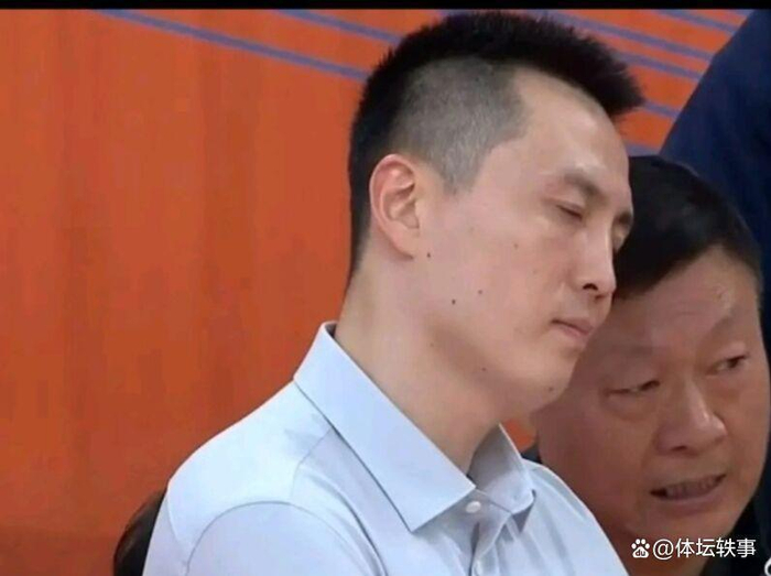 卢伟当众训斥洛夫顿，展现名帅风范