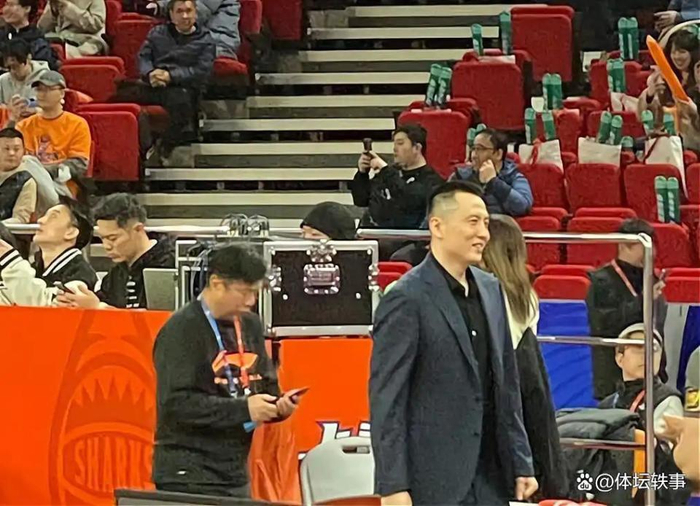 卢伟当众训斥洛夫顿，展现名帅风范