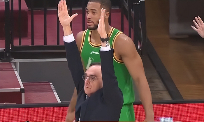 广东辽宁主场惨败，北京反超登顶，季后赛前景