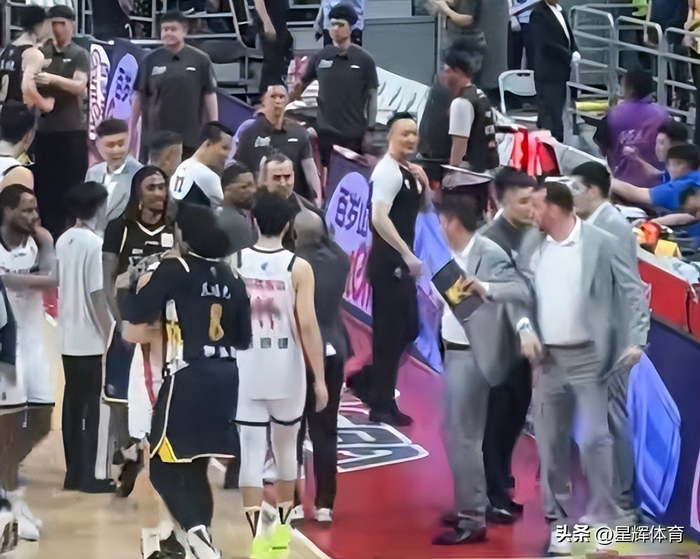 广东宏远逆转龙狮晋级八强 助教场边争执引热议