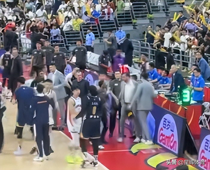 广东宏远逆转龙狮晋级八强 助教场边争执引热议