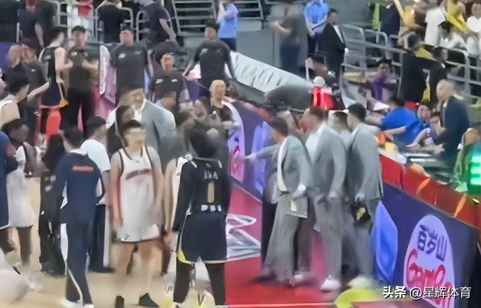 广东宏远逆转龙狮晋级八强 助教场边争执引热议